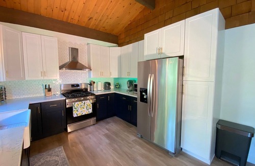 Crestline Cabin | 4 Bedroom Family Cabin 5 min stroll to Lake Gregory!