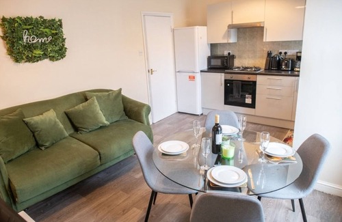 College Park and Old Oak Apartment | 4 Bedroom Flat with high-speed Wi-Fi in North Acton Ealing West London