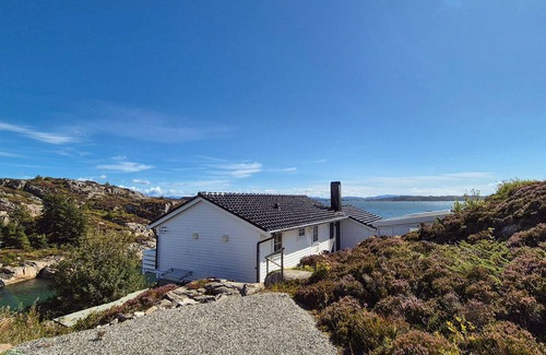 Sund House | 4 bedroom gorgeous home in Steinsland