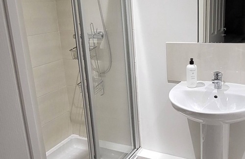 Ashton-under-Lyne House | 4 Bedroom Home Tameside, Grt Manchester Sleeps 7