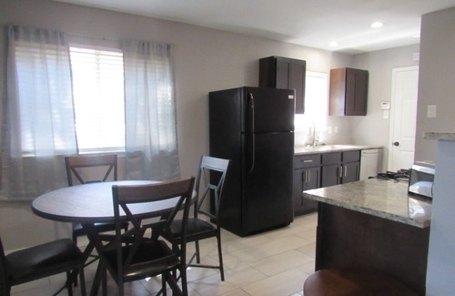Garland House | 4 Bedroom Home - Great Location (Sleep 10 Guest)