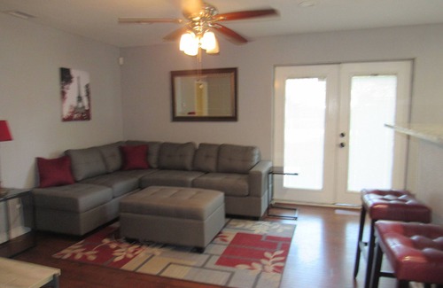 Garland House | 4 Bedroom Home - Great Location (Sleep 10 Guest)