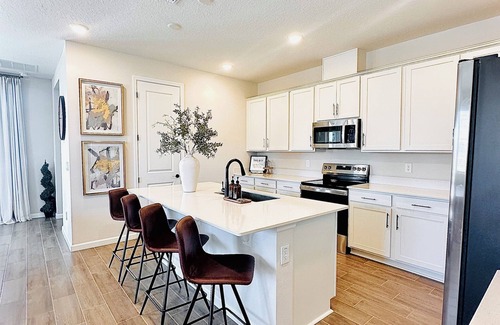 Tavares House | 4 Bedroom Home near Hickory Point Park –Soccer, Volleyball & Boat Ramp, Tavares