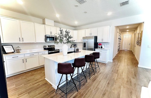 Tavares House | 4 Bedroom Home near Hickory Point Park –Soccer, Volleyball & Boat Ramp, Tavares