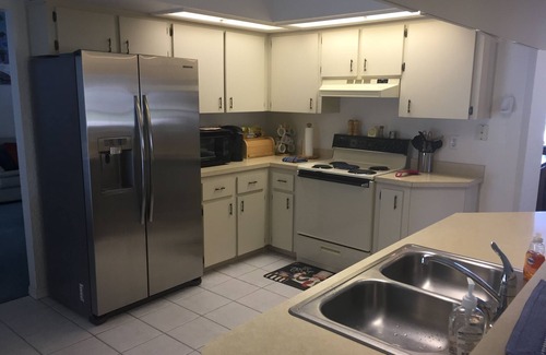 Spring Hill House | 4 Bedroom Home Retreat in Spring Hill, Heated Pool, Free Cable TV and Internet.