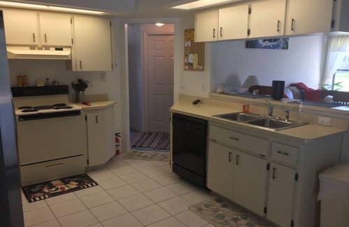 Spring Hill House | 4 Bedroom Home Retreat in Spring Hill, Heated Pool, Free Cable TV and Internet.