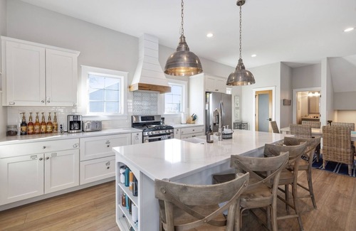 Miami Park House | 4 bedroom home w hot tub. Tram down to the beach.