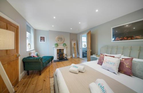 Gloucester House | 4 bedroom home with Garden, Game room, Parking- Esho Stays