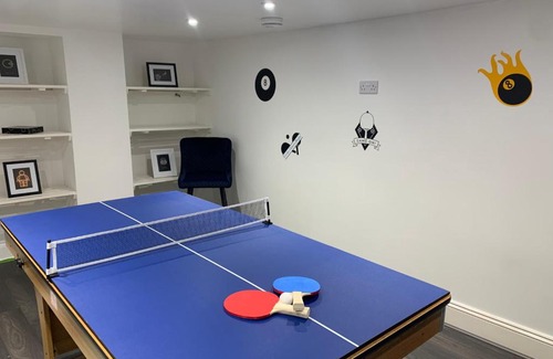 Gloucester House | 4 bedroom home with Garden, Game room, Parking- Esho Stays