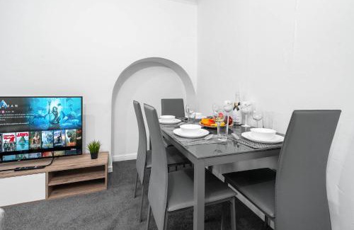 Erdington House | 4 Bedroom House - Accommodates 7 - Garden - Parking - Netflix - Wifi - 559T