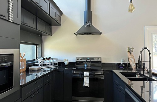 Clermont House | 4-bedroom house- Black Sheep Hideaway: Modern Countryside Serenity