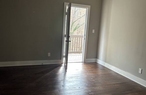 Atlanta Boat Rental | 4-bedroom house boat in enchanting Atlanta with AC, WiFi
