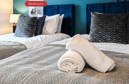 Gloucester House | 4 Bedroom House By Littlepiggyrentals Short Lets & Serviced Accommodation Gloucester With Free Wi-Fi