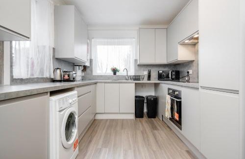 Chelmsford House | 4 bedroom House Free Parking Contractor's Haven