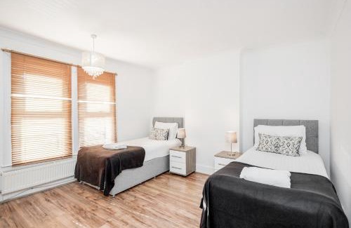 Chelmsford House | 4 bedroom House Free Parking Contractor's Haven