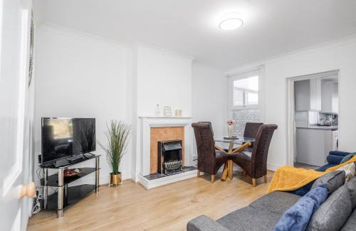 Chelmsford House | 4 bedroom House Free Parking Contractor's Haven