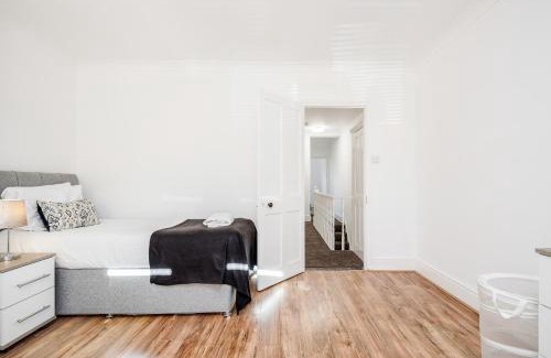 Chelmsford House | 4 bedroom House Free Parking Contractor's Haven