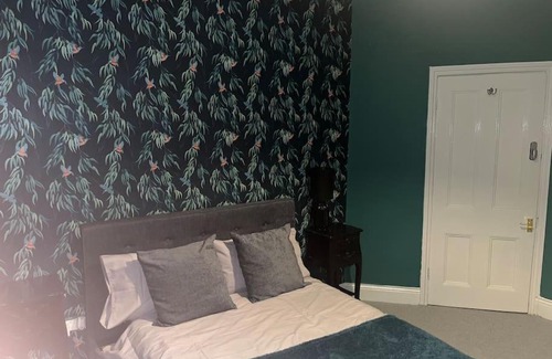 Newcastle-upon-Tyne Apartment | 4 Bedroom House, Free parking, Garden Bar