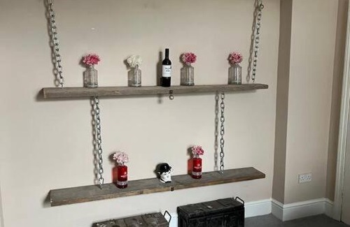 Newcastle-upon-Tyne Apartment | 4 Bedroom House, Free parking, Garden Bar