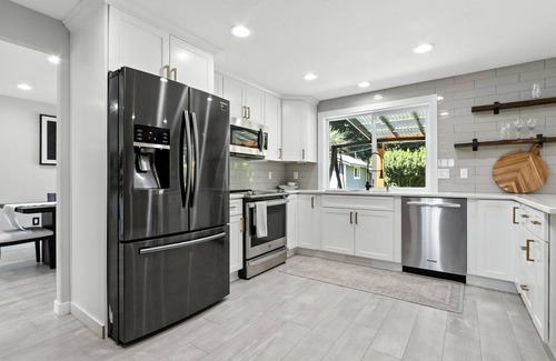 Five Corners House | 4-bedroom house in central Vancouver with WiFi, AC. King bed.