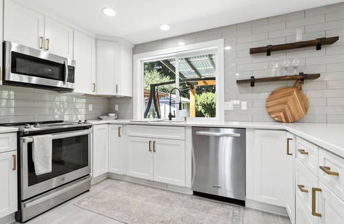 Five Corners House | 4-bedroom house in central Vancouver with WiFi, AC. King bed.