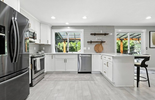 Five Corners House | 4-bedroom house in central Vancouver with WiFi, AC. King bed.