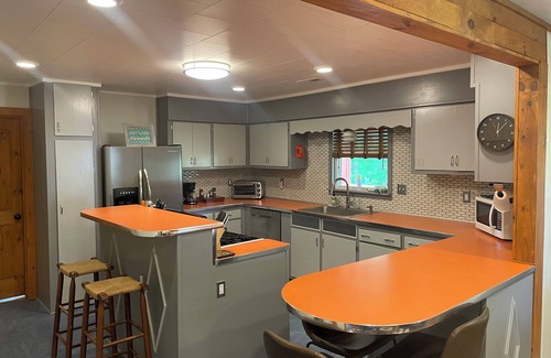 Salem House | 4-bedroom house in charming Salem with WiFi, AC. Relax and unwind