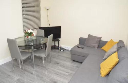 Grays House | 4 Bedroom House in Grays - Sleeps 6 & Parking