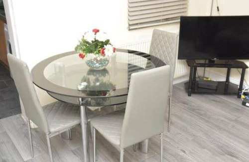 Grays House | 4 Bedroom House in Grays - Sleeps 6 & Parking