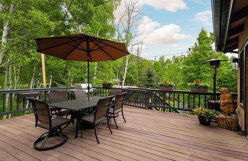 Knollwood House | 4-bedroom house in superb Aspen with WiFi. On the free bus route.