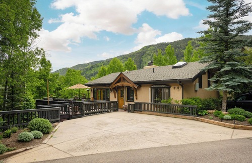 Knollwood House | 4-bedroom house in superb Aspen with WiFi. On the free bus route.