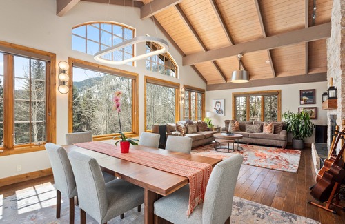 Knollwood House | 4-bedroom house in superb Aspen with WiFi. On the free bus route.