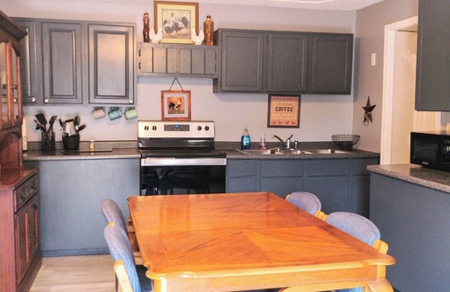 Minden House | 4 bedroom house outside of OakHill sleeps 12 nn