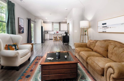 Charlotte House | 4- Bedroom House Prime Spot in Charlotte, NC.minutes away from Everything!