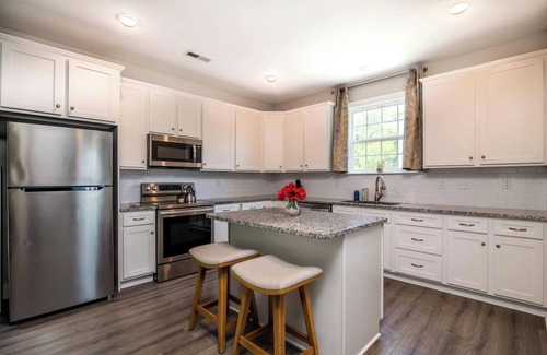 Charlotte House | 4- Bedroom House Prime Spot in Charlotte, NC.minutes away from Everything!