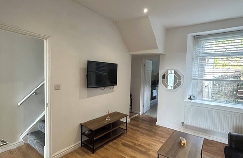 Castle House | 4 Bedroom House, Sleeps 7 - Central & Pet Friendly