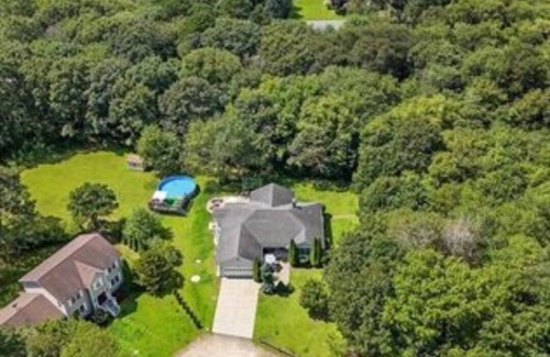 Green Hill House | 4-bedroom house in charming South Kingstown, wifi, AC, Private beach parking