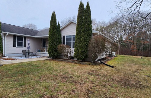 Green Hill House | 4-bedroom house in charming South Kingstown, wifi, AC, Private beach parking