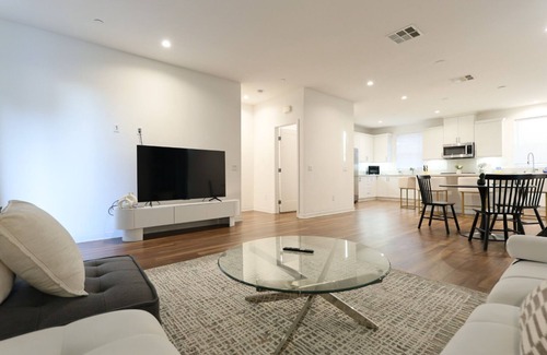Tustin House | 4-bedroom house