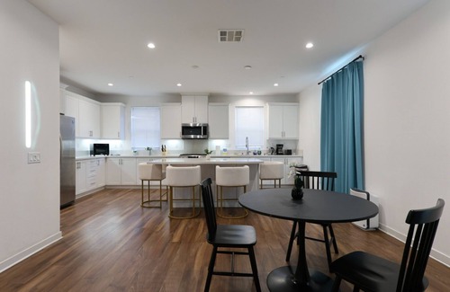 Tustin House | 4-bedroom house