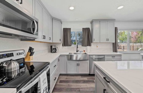 Yuba City House | 4-bedroom house w/4th room as private separate suite w/POOL