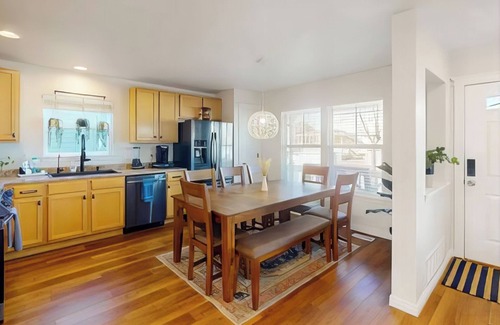 Henderson House | 4-bedroom house w/Hot Tub, Patio, Fire pit, King Master