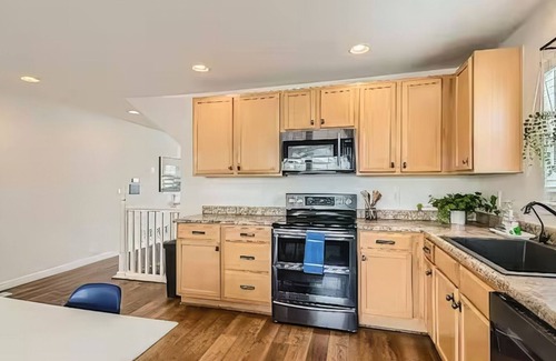 Henderson House | 4-bedroom house w/Hot Tub, Patio, Fire pit, King Master