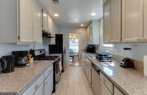 Reseda House | 4 bedroom house with a pool