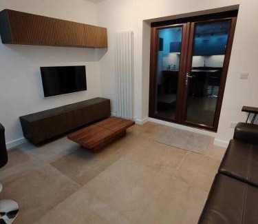 Huddersfield Apartment | 4 Bedroom house with En-suite - contractors welcome - FREE parking and WI-FI