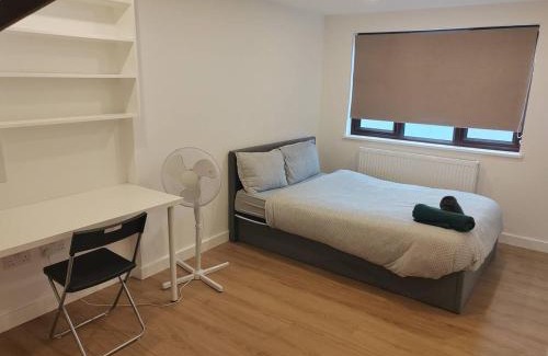 Huddersfield Apartment | 4 Bedroom house with En-suite - contractors welcome - FREE parking and WI-FI