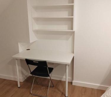 Huddersfield Apartment | 4 Bedroom house with En-suite - contractors welcome - FREE parking and WI-FI