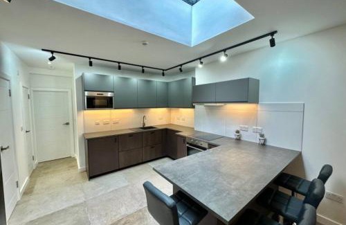 Huddersfield Apartment | 4 Bedroom house with En-suite - contractors welcome - FREE parking and WI-FI