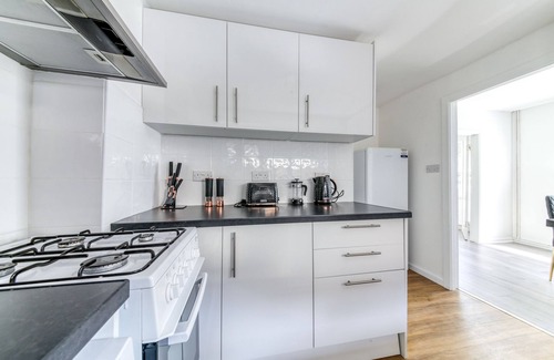 Fairfield House | 4 bedroom house with parking garden and city links