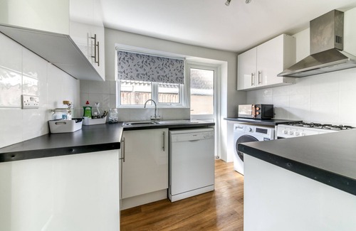 Fairfield House | 4 bedroom house with parking garden and city links